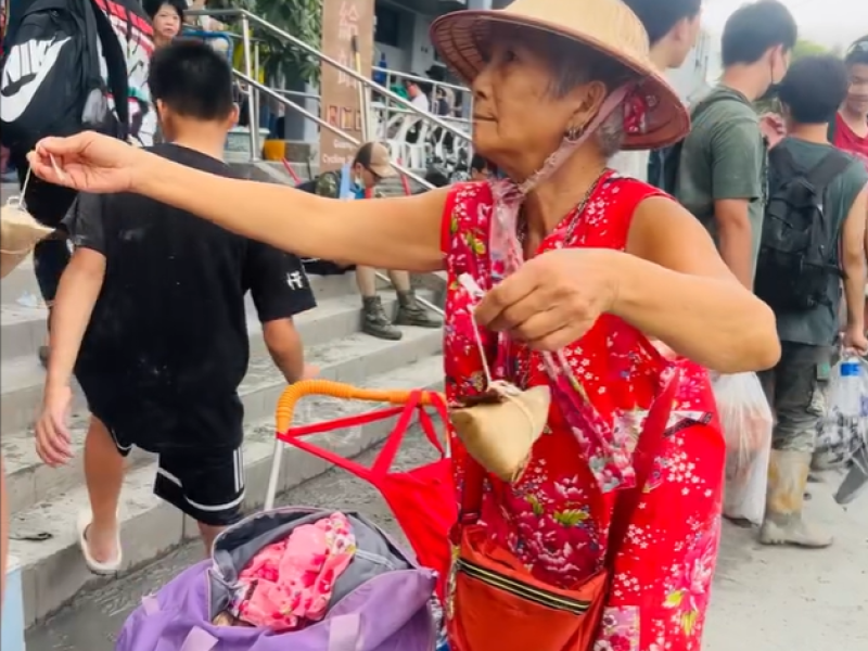 光復車站前「愛心阿嬤」發贈粽子 ! 網友 : 真的很好吃 接受阿嬤愛心 讓她早點發完